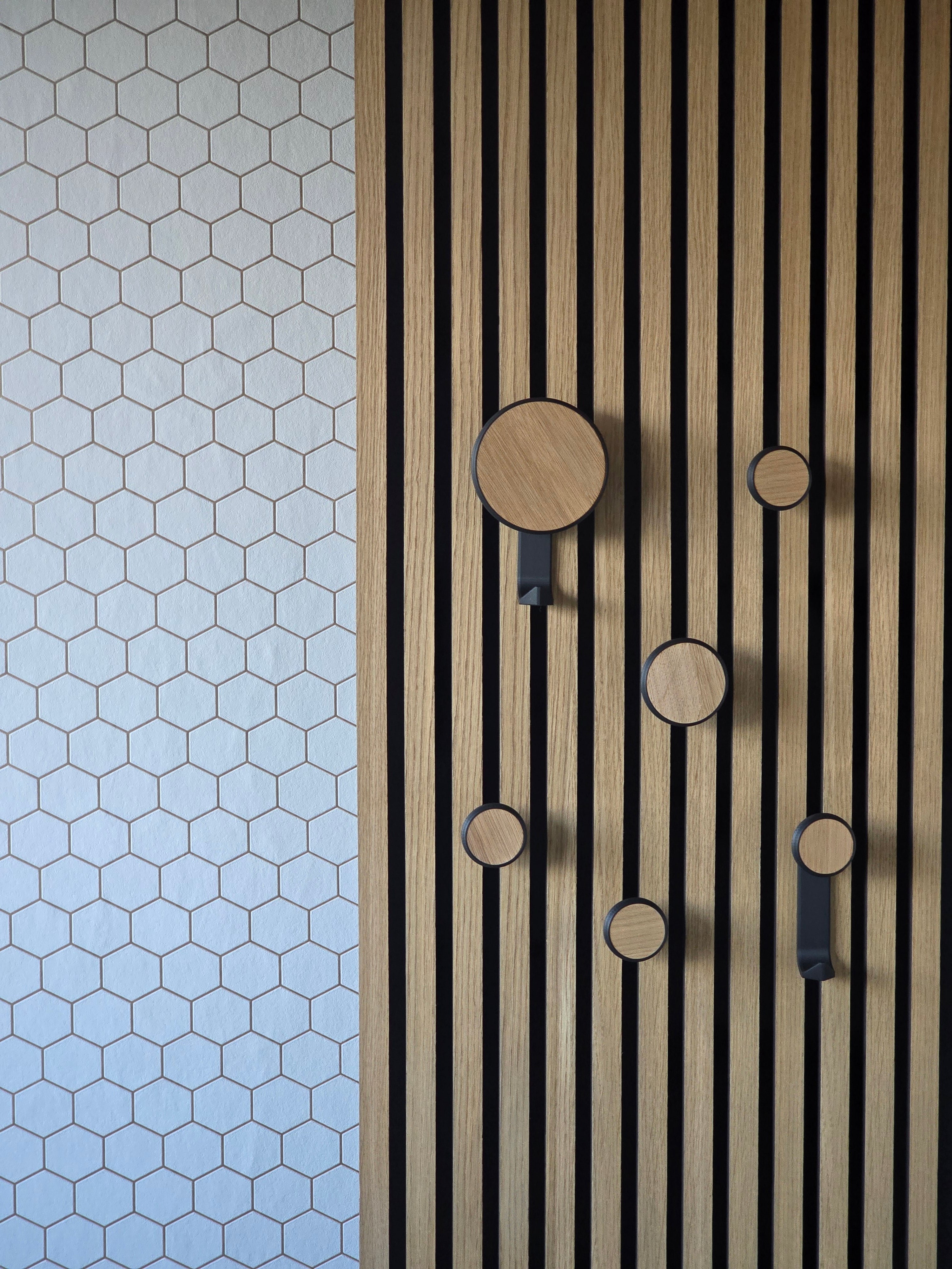 Round Hook/Hanger Oak Wood Veneer for Acoustic Panels - Installation Type: Wall Clip