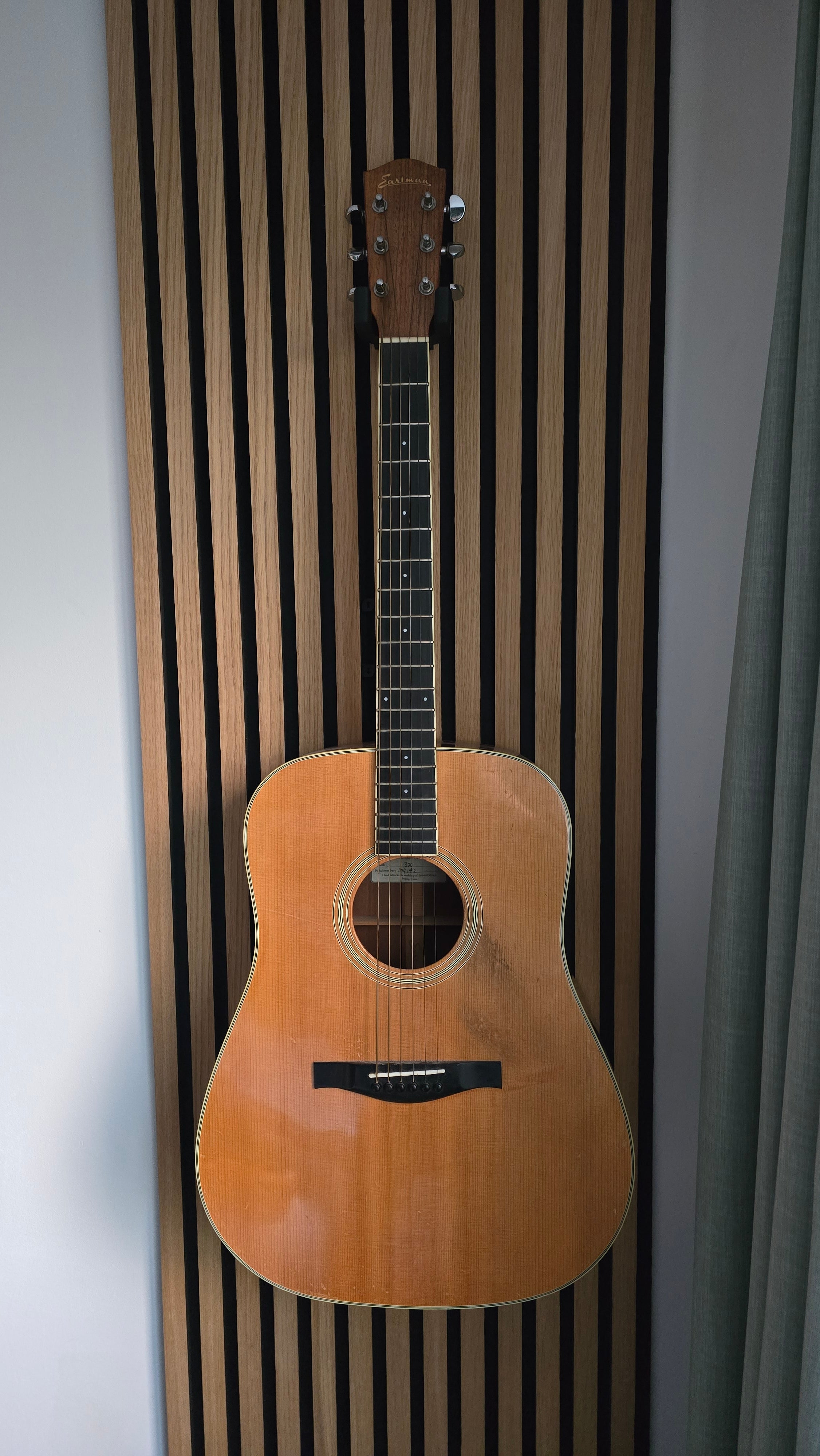 Gitarrenaufhänger für Akustikplatten - Montageart: Einschrauben