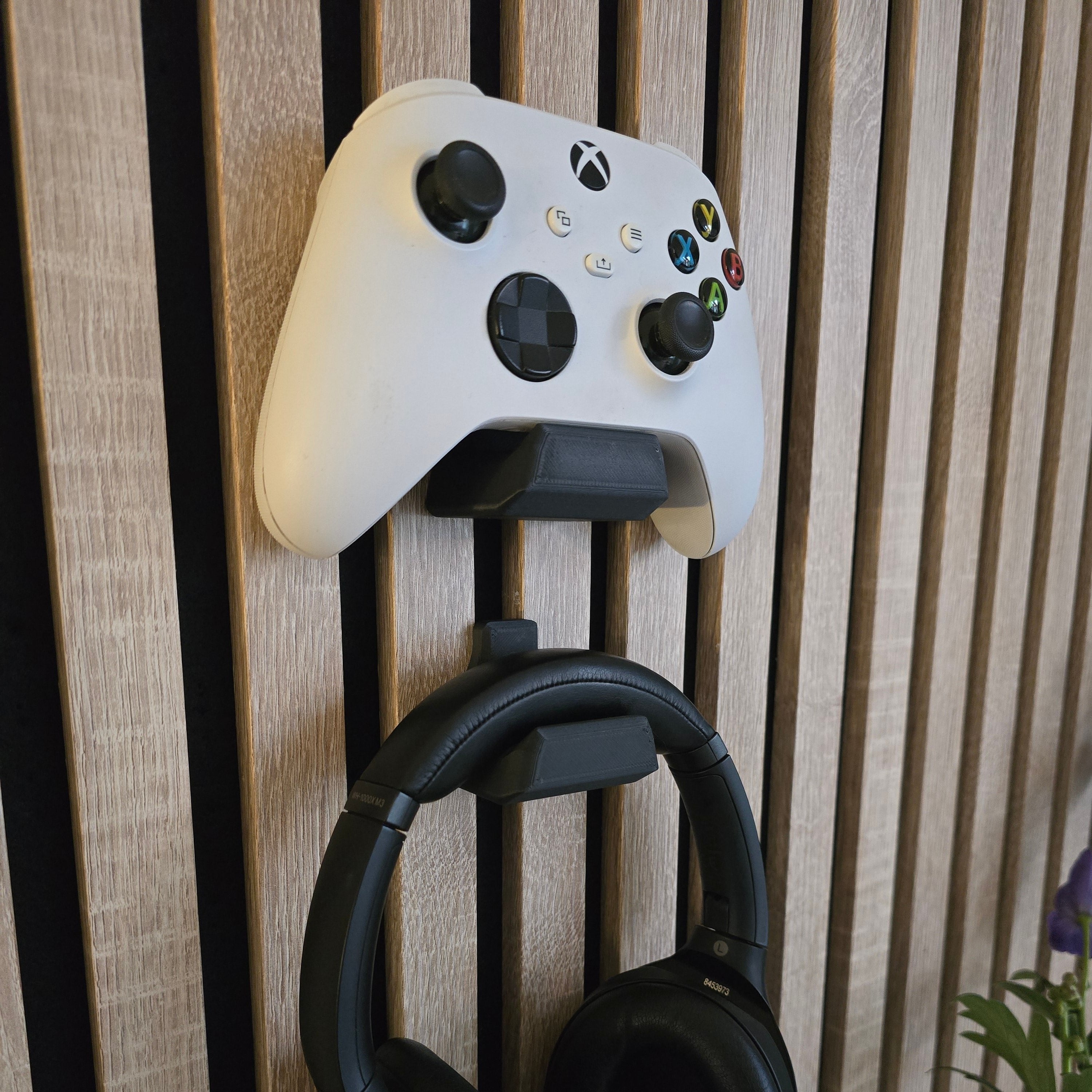 Headset and Controller mount for Acoustic Panels - Installation Type: Wall Clip