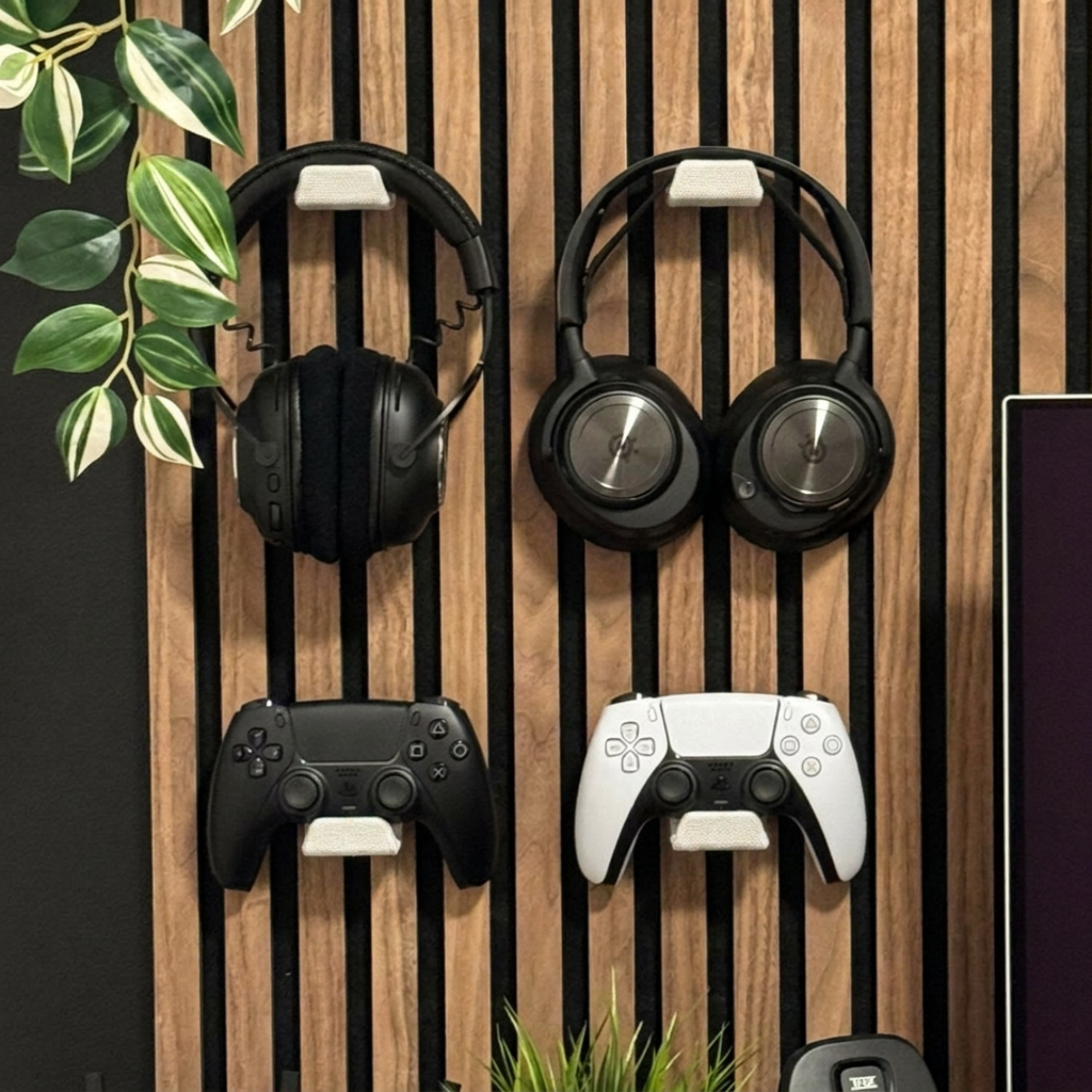 Headphone / Console controller mount - Installation: Wall Clip