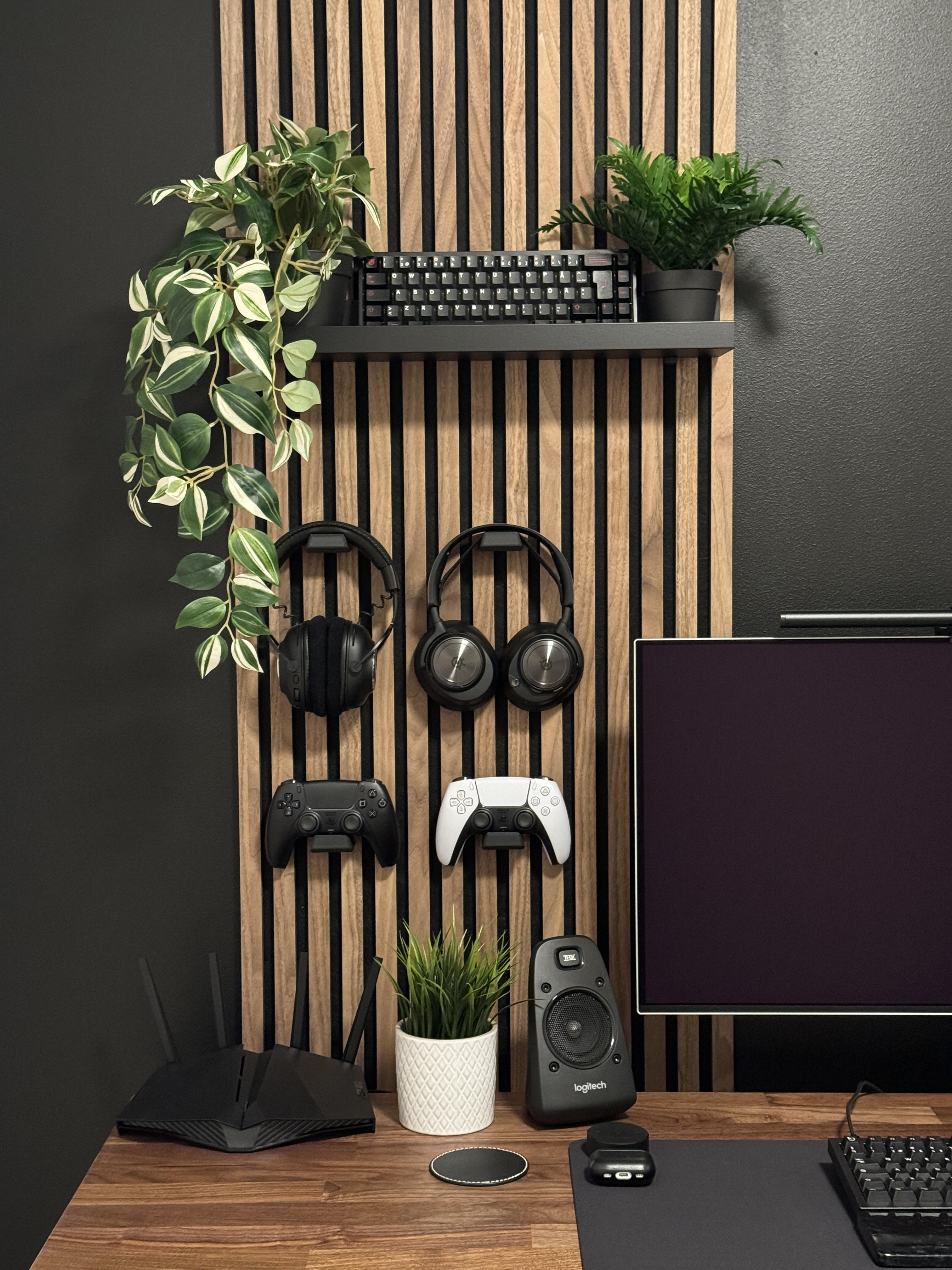 Headset and Controller mount for Acoustic Panels - Installation Type: Wall Clip